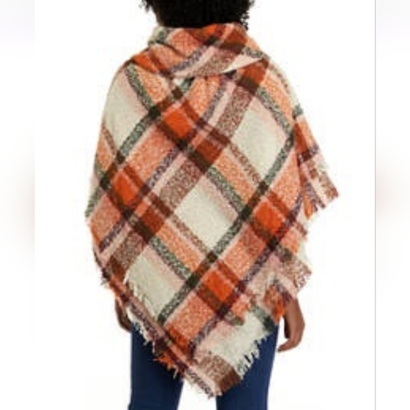 Nwt  hooded wrap with 2 button closure - Picture 7 of 7